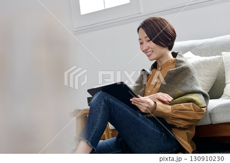 タブレット操作をする女性 タブレット操作をする女性 130910230