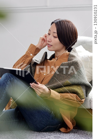 タブレット操作をする女性 タブレット操作をする女性 130910231