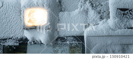 厳冬期の北海道の鉄道が走り抜いた後に凍りついたフロント 130910421