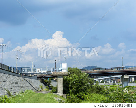 秋の空に立ちのぼる積乱雲 秋の空に立ちのぼる積乱雲 130910491