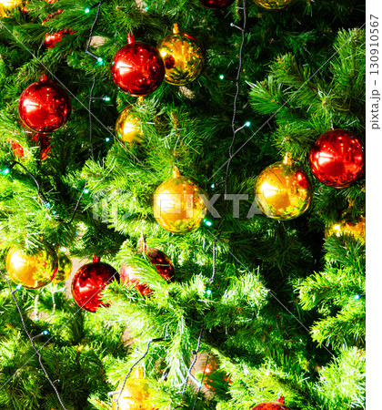 オーナメントとがついたクリスマスツリー 130910567