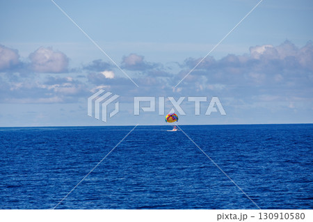 パラセーリングをする人と牽引するボート。沖縄県島尻郡慶良間諸島-2025/6/27 慶良間諸島 パラセーリングをする人と牽引するボート。沖縄県島尻郡慶良間諸島-2025/6/27 慶良間諸島 130910580