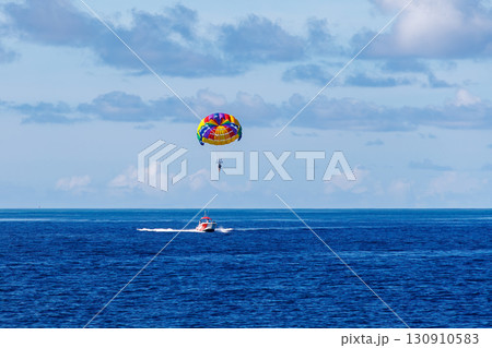 パラセーリングをする人と牽引するボート。沖縄県島尻郡慶良間諸島-2025/6/27 慶良間諸島 130910583