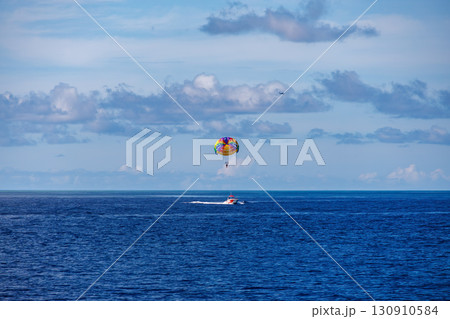 パラセーリングをする人と牽引するボート。沖縄県島尻郡慶良間諸島-2025/6/27 慶良間諸島 パラセーリングをする人と牽引するボート。沖縄県島尻郡慶良間諸島-2025/6/27 慶良間諸島 130910584