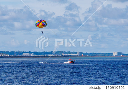パラセーリングをする人と牽引するボート。沖縄県島尻郡慶良間諸島-2025/6/27 慶良間諸島 130910591