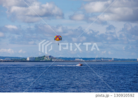 パラセーリングをする人と牽引するボート。沖縄県島尻郡慶良間諸島-2025/6/27 慶良間諸島 パラセーリングをする人と牽引するボート。沖縄県島尻郡慶良間諸島-2025/6/27 慶良間諸島 130910592