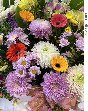 カラフルな菊ベースの花束 130910599