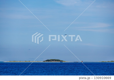 無人島のナガンヌ島とクエフ島。 本島から12km沖にある、白く美しいビーチ。ボートやヘリコプターも。 無人島のナガンヌ島とクエフ島。 本島から12km沖にある、白く美しいビーチ。ボートやヘリコプターも。 130910669