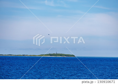 無人島のナガンヌ島とクエフ島。 本島から12km沖にある、白く美しいビーチ。ボートやヘリコプターも。 無人島のナガンヌ島とクエフ島。 本島から12km沖にある、白く美しいビーチ。ボートやヘリコプターも。 130910671