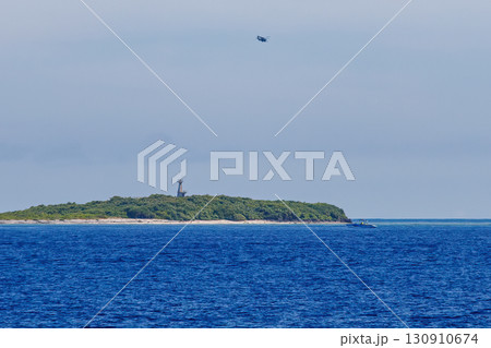 無人島のナガンヌ島とクエフ島。 本島から12km沖にある、白く美しいビーチ。ボートやヘリコプターも。 130910674