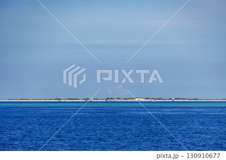 無人島のナガンヌ島とクエフ島。 本島から12km沖にある、白く美しいビーチ。ボートやヘリコプターも。 無人島のナガンヌ島とクエフ島。 本島から12km沖にある、白く美しいビーチ。ボートやヘリコプターも。 130910677