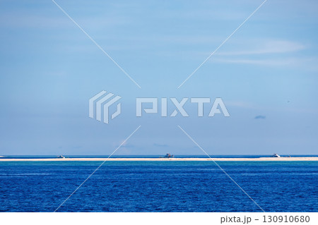 無人島のナガンヌ島とクエフ島。 本島から12km沖にある、白く美しいビーチ。ボートやヘリコプターも。 130910680