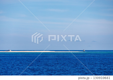 無人島のナガンヌ島とクエフ島。 本島から12km沖にある、白く美しいビーチ。ボートやヘリコプターも。 130910681