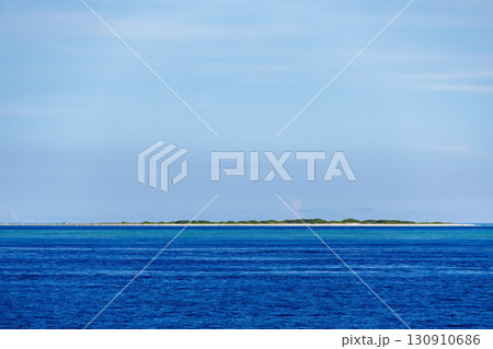 無人島のナガンヌ島とクエフ島。 本島から12km沖にある、白く美しいビーチ。ボートやヘリコプターも。 130910686