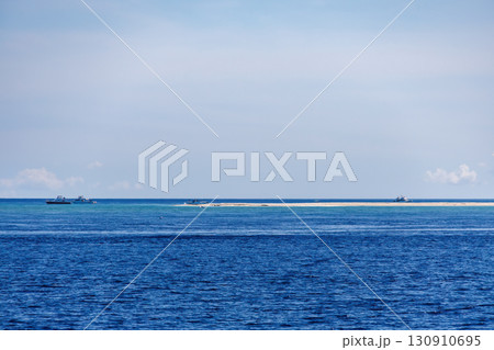 無人島のナガンヌ島とクエフ島。 本島から12km沖にある、白く美しいビーチ。ボートやヘリコプターも。 130910695