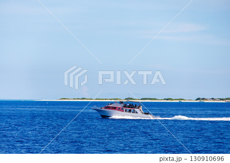 無人島のナガンヌ島とクエフ島。 本島から12km沖にある、白く美しいビーチ。ボートやヘリコプターも。 無人島のナガンヌ島とクエフ島。 本島から12km沖にある、白く美しいビーチ。ボートやヘリコプターも。 130910696