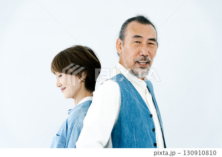 リンクコーデのシニア夫婦ポートレート リンクコーデのシニア夫婦ポートレート 130910810