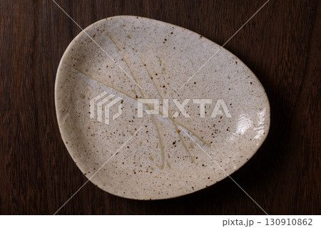 真上から見た和皿 背景素材 真上から見た和皿 背景素材 130910862