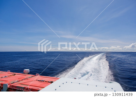 慶良間諸島が見えてきた。沖縄県島尻郡慶良間諸島-2025/6/27 クイーンざまみ3号に乗船した。 130911439