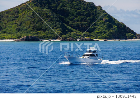 慶良間諸島が見えてきた。沖縄県島尻郡慶良間諸島-2025/6/27 クイーンざまみ3号に乗船した。 慶良間諸島が見えてきた。沖縄県島尻郡慶良間諸島-2025/6/27 クイーンざまみ3号に乗船した。 130911445