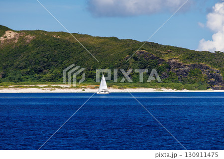 慶良間諸島に入った。ヨットやボート。沖縄県島尻郡慶良間諸島-2025/6/27 クイーンざまみ3号に 慶良間諸島に入った。ヨットやボート。沖縄県島尻郡慶良間諸島-2025/6/27 クイーンざまみ3号に 130911475