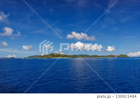 慶良間諸島に入った。ヨットやボート。沖縄県島尻郡慶良間諸島-2025/6/27 クイーンざまみ3号に 130911484