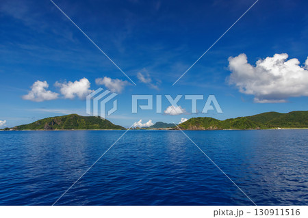 慶良間諸島に入った。ヨットやボート。沖縄県島尻郡慶良間諸島-2025/6/27 クイーンざまみ3号に 130911516