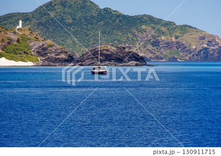無人島の嘉比島や安慶名敷島が見える。沖縄県島尻郡慶良間諸島 クイーンざまみ3号に乗船した。 慶良間 130911715
