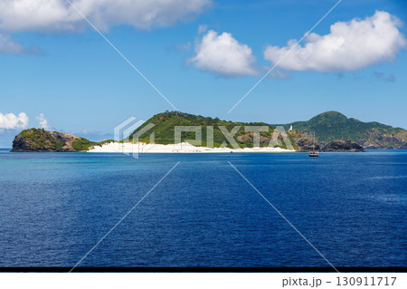 無人島の嘉比島や安慶名敷島が見える。沖縄県島尻郡慶良間諸島 クイーンざまみ3号に乗船した。 慶良間 無人島の嘉比島や安慶名敷島が見える。沖縄県島尻郡慶良間諸島 クイーンざまみ3号に乗船した。 慶良間 130911717