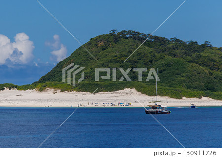 無人島の嘉比島や安慶名敷島が見える。沖縄県島尻郡慶良間諸島 クイーンざまみ3号に乗船した。 慶良間 無人島の嘉比島や安慶名敷島が見える。沖縄県島尻郡慶良間諸島 クイーンざまみ3号に乗船した。 慶良間 130911726