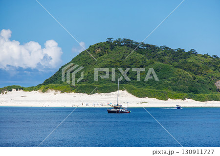 無人島の嘉比島や安慶名敷島が見える。沖縄県島尻郡慶良間諸島 クイーンざまみ3号に乗船した。 慶良間 130911727