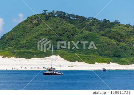 無人島の嘉比島や安慶名敷島が見える。沖縄県島尻郡慶良間諸島 クイーンざまみ3号に乗船した。 慶良間 無人島の嘉比島や安慶名敷島が見える。沖縄県島尻郡慶良間諸島 クイーンざまみ3号に乗船した。 慶良間 130911728