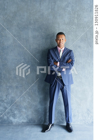 黒人男性ビジネスマンの全身 130911826