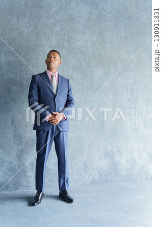 黒人男性ビジネスマンの全身 130911831
