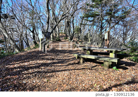 丹沢の相州アルプス 熊古谷山 山頂の休憩所 丹沢の相州アルプス 熊古谷山 山頂の休憩所 130912136