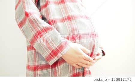 妊娠中の腹部 妊娠中の腹部 130912173