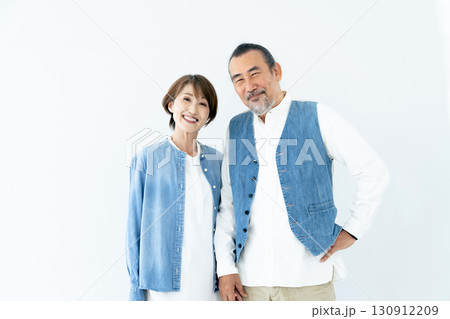 リンクコーデのシニア夫婦ポートレート 130912209
