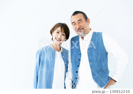 リンクコーデのシニア夫婦ポートレート 130912210