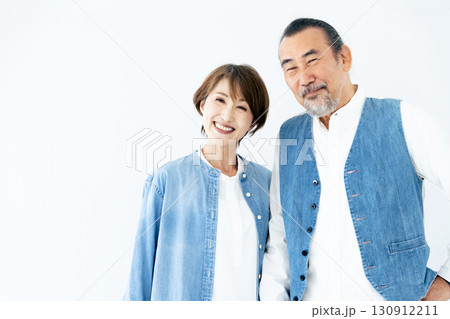 リンクコーデのシニア夫婦ポートレート 130912211