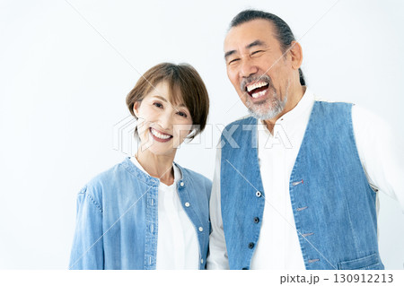 リンクコーデのシニア夫婦ポートレート リンクコーデのシニア夫婦ポートレート 130912213