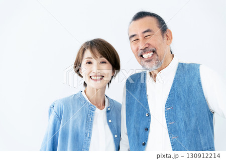 リンクコーデのシニア夫婦ポートレート 130912214