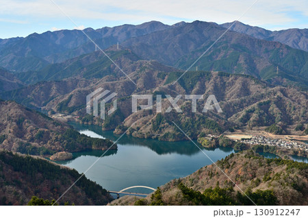 丹沢の高取山山頂 展望台からの展望 丹沢山地と宮ヶ瀬湖 丹沢の高取山山頂 展望台からの展望 丹沢山地と宮ヶ瀬湖 130912247