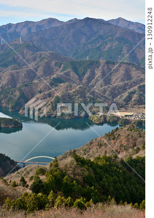 丹沢の高取山山頂 展望台からの展望 丹沢主脈と宮ヶ瀬湖 丹沢の高取山山頂 展望台からの展望 丹沢主脈と宮ヶ瀬湖 130912248