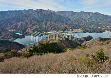 丹沢の高取山山頂 展望台からの展望 丹沢山地と宮ヶ瀬湖 丹沢の高取山山頂 展望台からの展望 丹沢山地と宮ヶ瀬湖 130912250