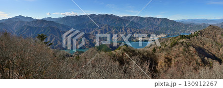 丹沢の仏果山山頂 展望台からのパノラマ 丹沢山地と宮ヶ瀬湖 丹沢の仏果山山頂 展望台からのパノラマ 丹沢山地と宮ヶ瀬湖 130912267