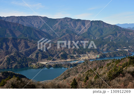 丹沢の仏果山山頂　展望台からの眺望　裏丹沢の山々と宮ヶ瀬湖 130912269