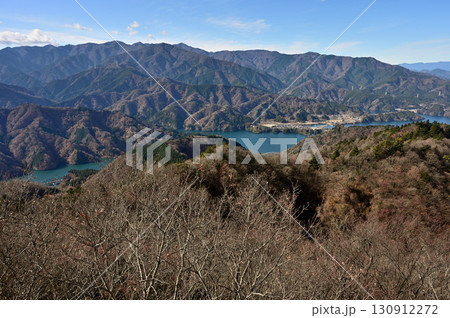 丹沢の仏果山山頂 展望台からの眺望 丹沢主脈と宮ヶ瀬湖 丹沢の仏果山山頂 展望台からの眺望 丹沢主脈と宮ヶ瀬湖 130912272
