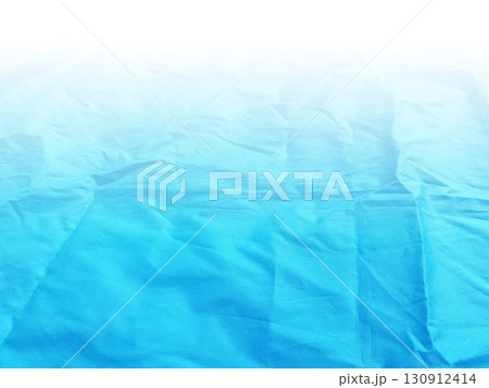 ビニールシートのある紙 130912414