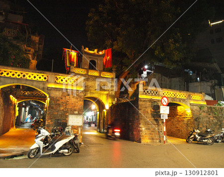 ベトナムハノイの東河門 130912801