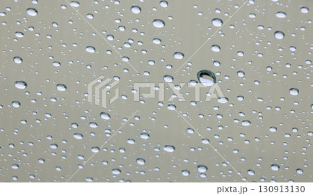 雨降りのフロントガラス 130913130